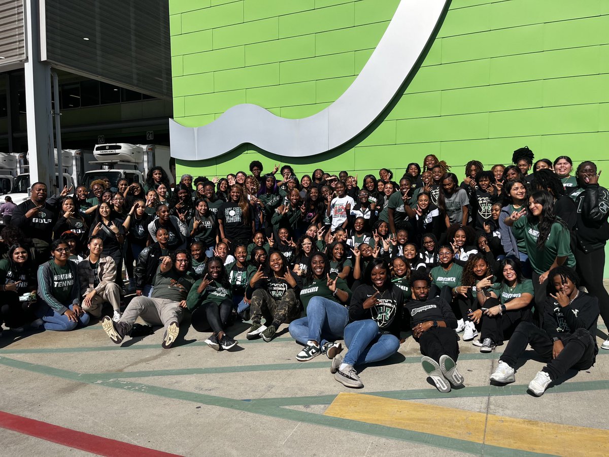 Lady Canes Athletics gave back to the community today at the Houston Food Back. We made meal backpacks!  Thank you ⁦@HoustonFoodBank⁩ for having us.  #servantleader #betheStorm ⁦@FBISDAthletics⁩ ⁦@HHS_Canes⁩ ⁦📣🥎🏌🏽‍♀️🏐🎾🏀⚽️