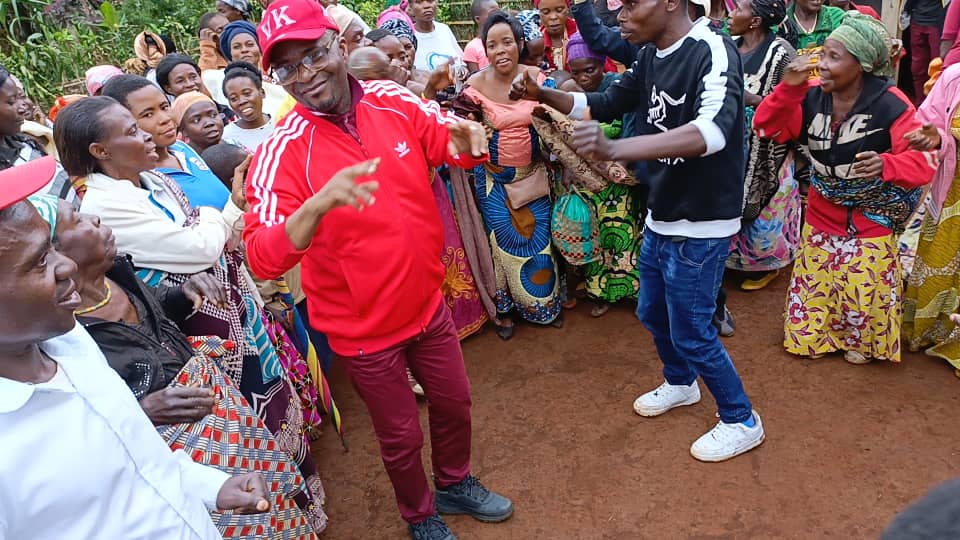 YannickNcuro243's tweet photo. Séjournant dans son mulamba natal, le fils du terroir #JBB a esquissé les pas de dense traditionnelle entouré de toutes les couches de la population de ce contré du territoire de Walungu venues lui réaffirmé son soutien indéfectible ce12/11 @VitalKamerhe1 @BillyKambale1 @efole3 https://t.co/OvB3VpxeO2