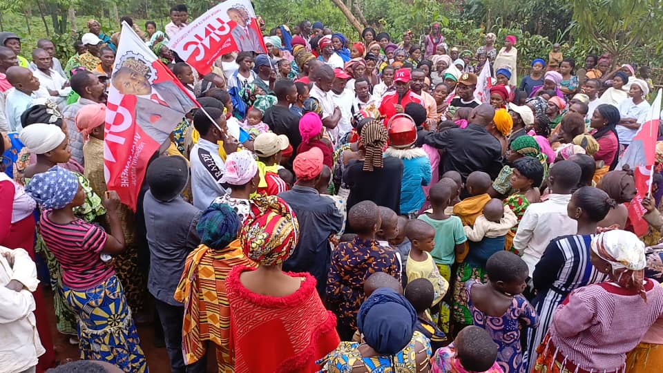 YannickNcuro243's tweet photo. Séjournant dans son mulamba natal, le fils du terroir #JBB a esquissé les pas de dense traditionnelle entouré de toutes les couches de la population de ce contré du territoire de Walungu venues lui réaffirmé son soutien indéfectible ce12/11 @VitalKamerhe1 @BillyKambale1 @efole3 https://t.co/OvB3VpxeO2