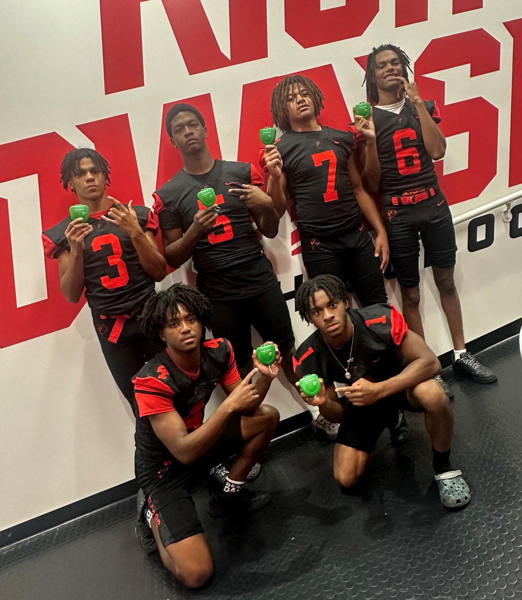 💚😃 Delta Dental of Illinois &amp; the #IHSA are dedicated to youth sports safety &amp; love to see green smiles on the faces of Illinois student-athletes.

🏈 Rich Township students are showing off their protective gear as part of Delta Dental of Illinois mouthguard giveaway program!
