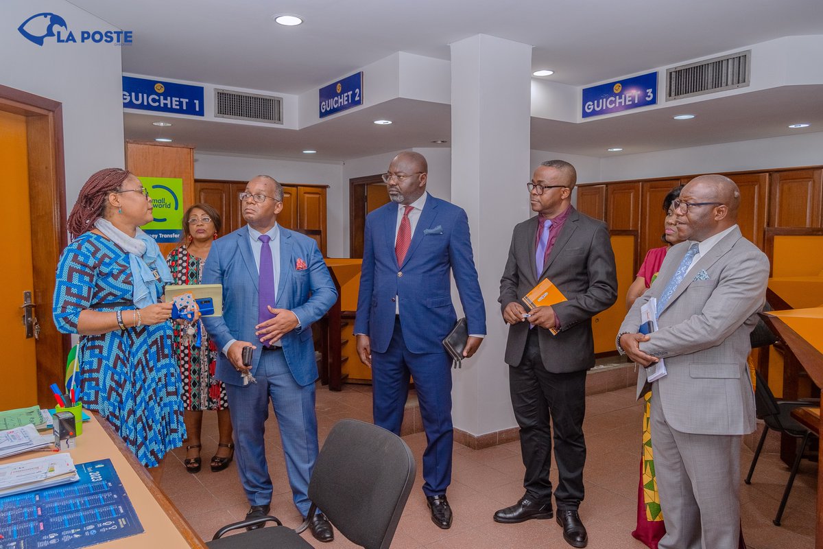poste_sa's tweet photo. La DG de La Poste SA a récemment entamé une visite des bureaux de poste, afin de prendre attache avec le personnel et d’évaluer leurs conditions de travail. La première étape a débuté le 13/11/23.
 #flickr https://t.co/ovhvxT0KdJ https://t.co/dQJI6YRwY3