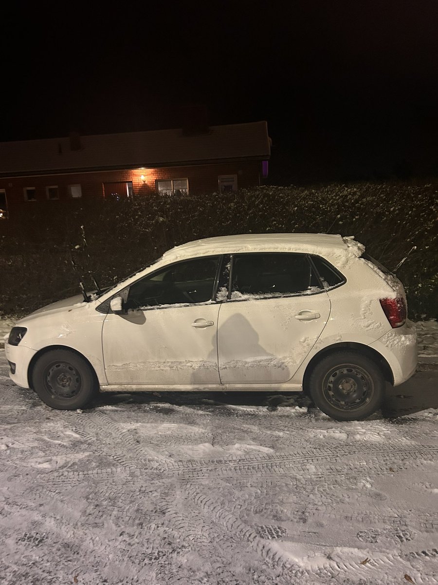 roarsson's tweet photo. Det är verkligen irriterande att se hur några otrevliga ungdomar trakasserar @gustavjanssonn bil. Deras beteende är respektlöst och skadar gemenskapen. Det är hög tid att vi alla står enade för att sätta stopp för den här oacceptabla handlingen och bevara vårt grannskap i fred✌️ https://t.co/DZrlgF5oWV