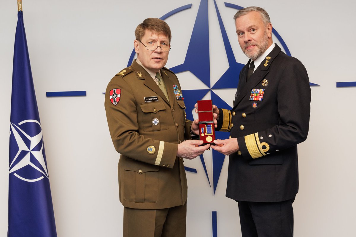 #ICYMI, ADM Bauer, Chair of the #NATOMC, was awarded the 75th Anniversary Medal by LTC Luman, President of the Interallied Confederation of Reserve Officers (#CIOR/#CIORM). This was an opportunity to highlight the important role reservists play in the #defence of our nations.