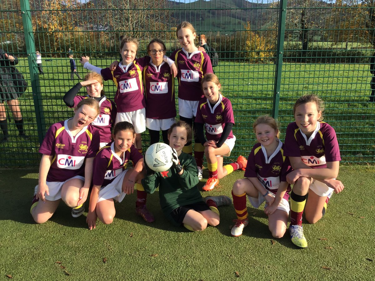 PenBarras's tweet photo. Llongyfarchiadau enfawr i ddau dim pêl-droed genethod Pen Barras ar eu llwyddiant yn y twrnamaint heddiw. Diolch yn fawr i @DLLActive am drefnu! Well done to all the girls who took part in the football tournament today. Ardderchog! ⚽️ 🏅 https://t.co/uGRDidkh2x