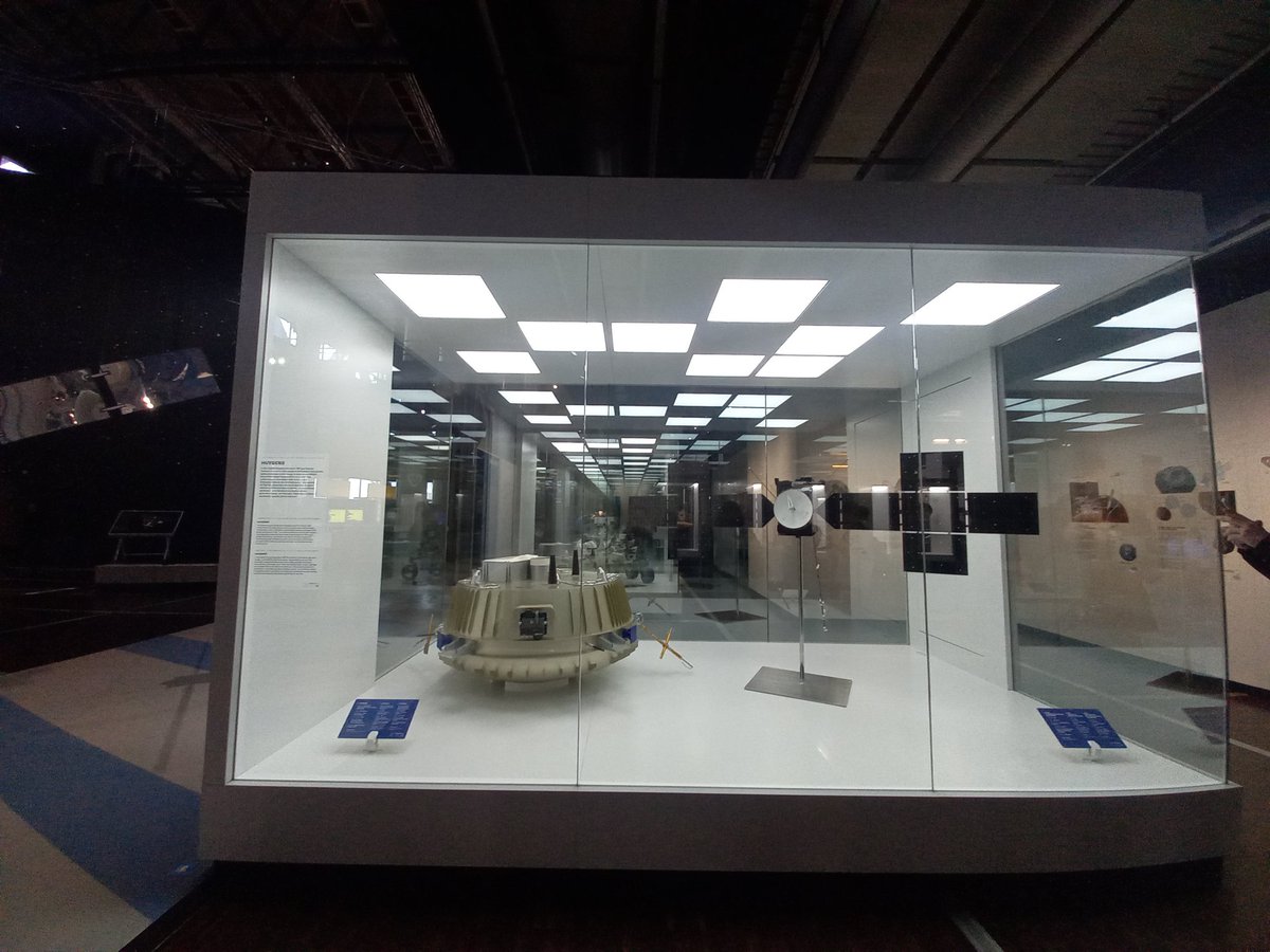 AlinaCristian6's tweet image. J'ai eu la chance de participer à l'atelier Explor'Actions sur l'expo #MissionSpatiale de l'@citedessciences. Hélène Malcuit, médiatrice scientifique, nous a décrypté le parcours, pour une prochaine visite avec les élèves.