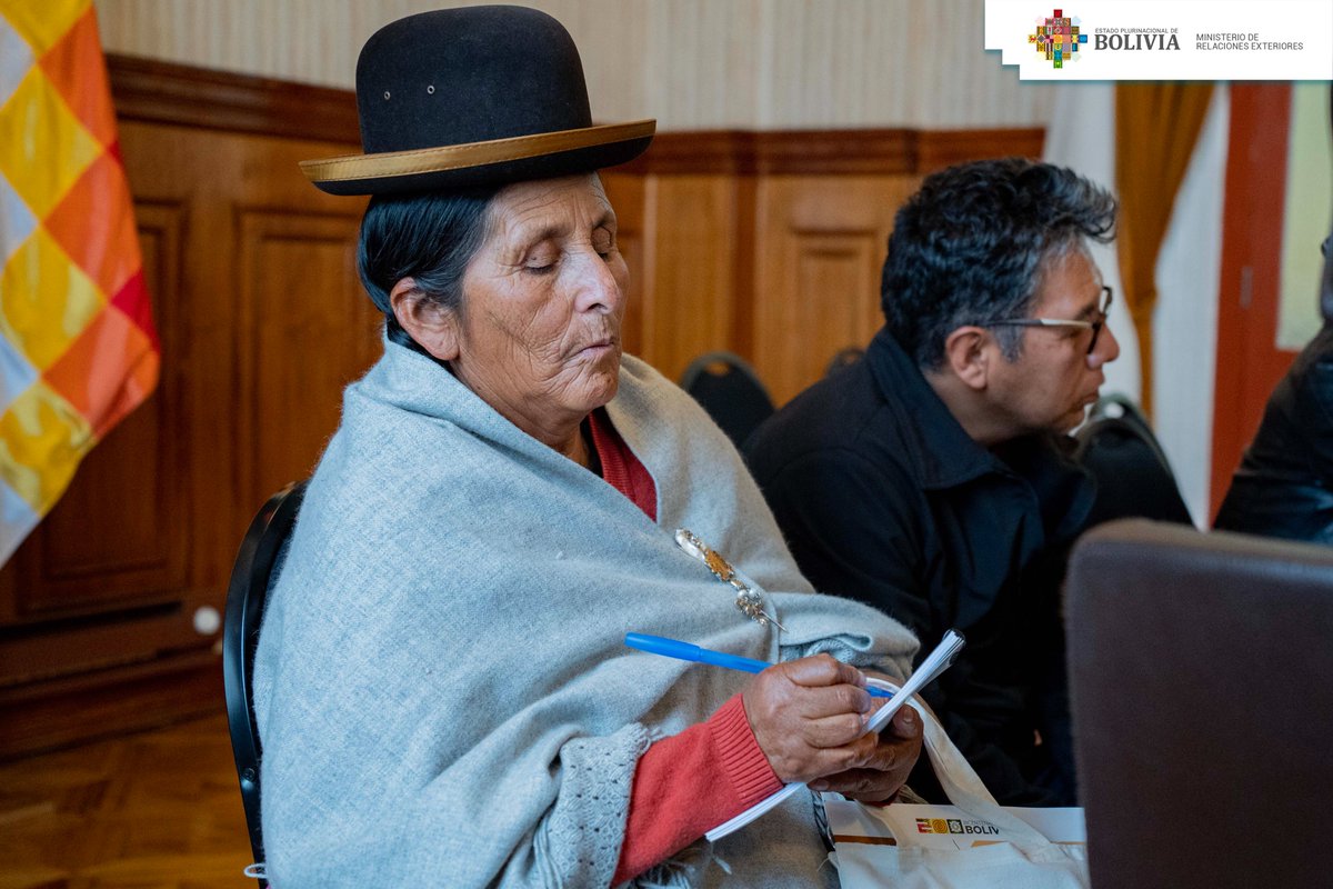 Avanzamos en el Diálogo Nacional sobre Camélidos rumbo al Año Internacional de #Camélidos que se realiza en #LaPaz. Los más de cien productores y transformadores de esta especie instalaron cuatro mesas de trabajo. El diálogo gira en torno a temas como: los camélidos  domésticos y