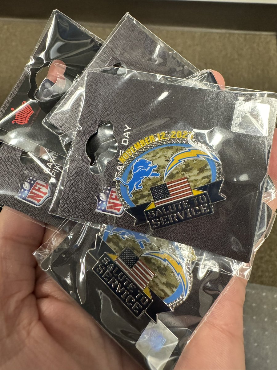 JenniferMills21's tweet photo. I grabbed some game day pins and rally towels. If you’d like one…RT this post and comment which one you’d like. The towels are $11.99 and the pins are $12.99. https://t.co/zfO0uVez9e