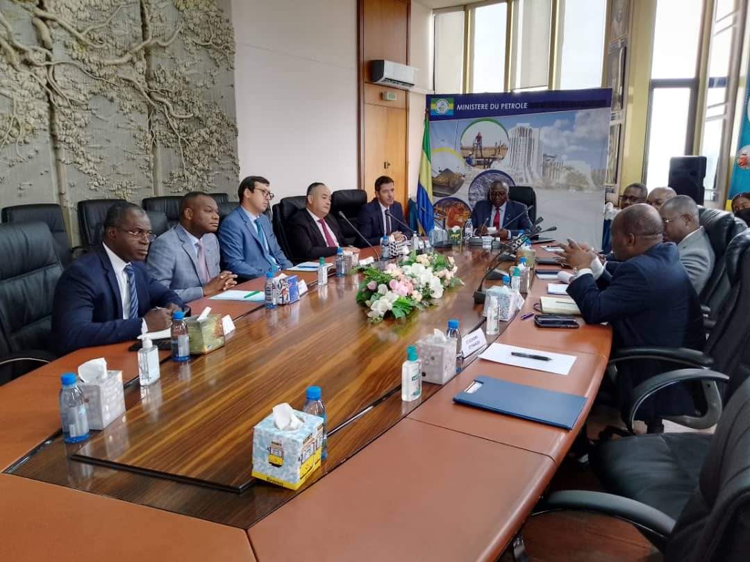 Le Ministre #Marcel_Abéké a reçu,ce jour,la société pétrolière #Perenco, conduite par son CEO, M. #Benoît_de_la_Fouchardiere . Le développement du secteur gazier par le site de #Batanga et la construction d'une centrale thermique au gaz à #Mayumba ont meublé cette rencontre .