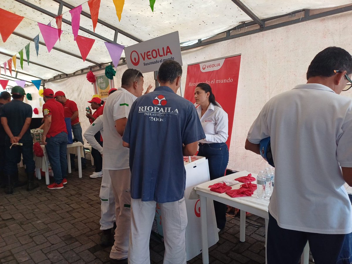 VeoliaValle's tweet photo. #Riopaila. Participamos en la Feria de la Inocuidad Alimentaria 2023 de Riopaila, donde difundimos valiosos conocimientos mediante nuestra campaña "Pilas como lo tiras". Compartimos el código de colores y llevamos a cabo cuestionarios acerca de nuestra labor hacia la comunidad. https://t.co/3iUpvV2F0e
