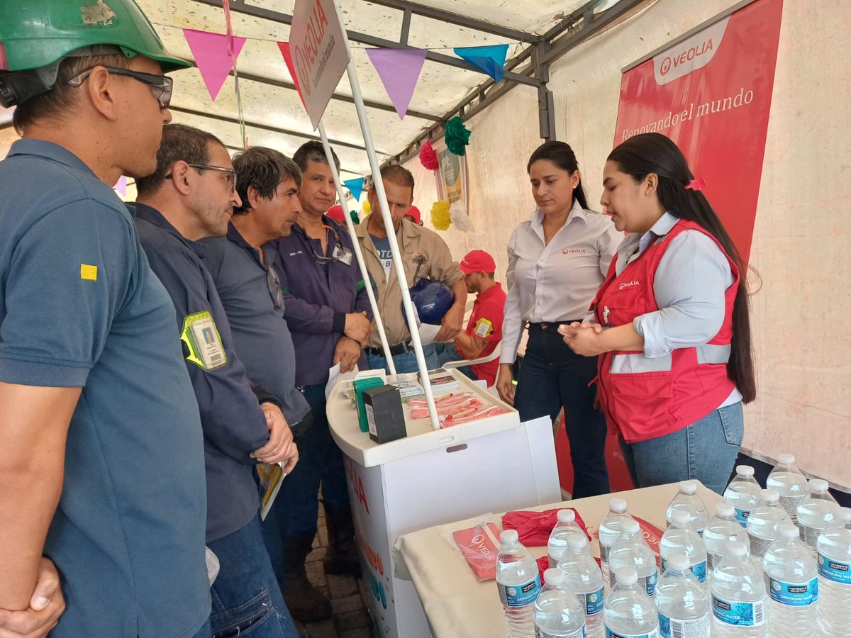 VeoliaValle's tweet photo. #Riopaila. Participamos en la Feria de la Inocuidad Alimentaria 2023 de Riopaila, donde difundimos valiosos conocimientos mediante nuestra campaña "Pilas como lo tiras". Compartimos el código de colores y llevamos a cabo cuestionarios acerca de nuestra labor hacia la comunidad. https://t.co/3iUpvV2F0e