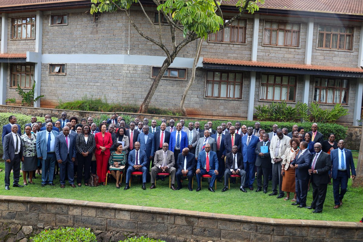 Glad to have joined CS @mithika_Linturi , PS Rono and PS @jmueke earlier today at KEPHIS Headquarters during signing of Performance Contract for financial year 2023/2024 by Chairpersons, CEO'S of state corporation and head of departments.