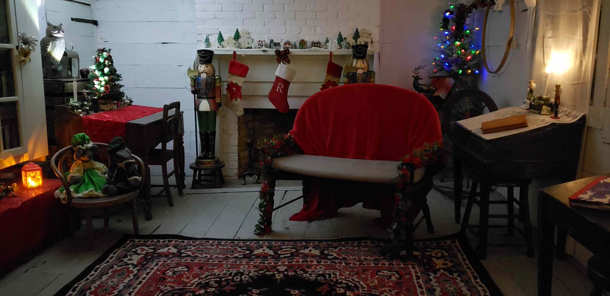 PaineCottage's tweet photo. Santa is on his way to his New Rochelle office and will be there Thursday, Nov. 16th! Come with your pets &amp; family and take a photo with Santa from 4-8pm! All photos free with a toy donation for Toys for Tots. His elves will have hot coco, cookies and s'mores fixings available! https://t.co/vrHbqKBZ94