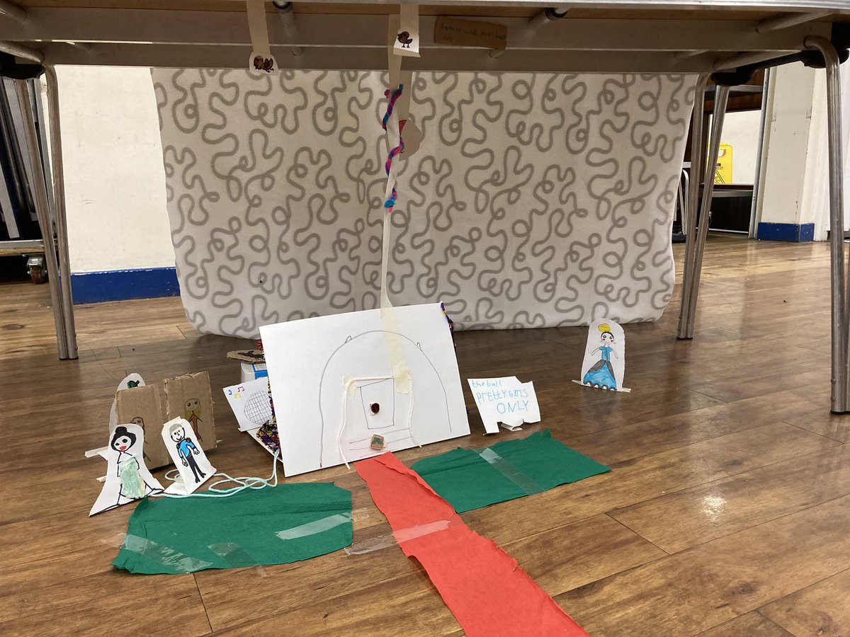 Today at Brownies we learned about set design ! Amazing scenes here from Cinderella x3 and the story of Rudolph.