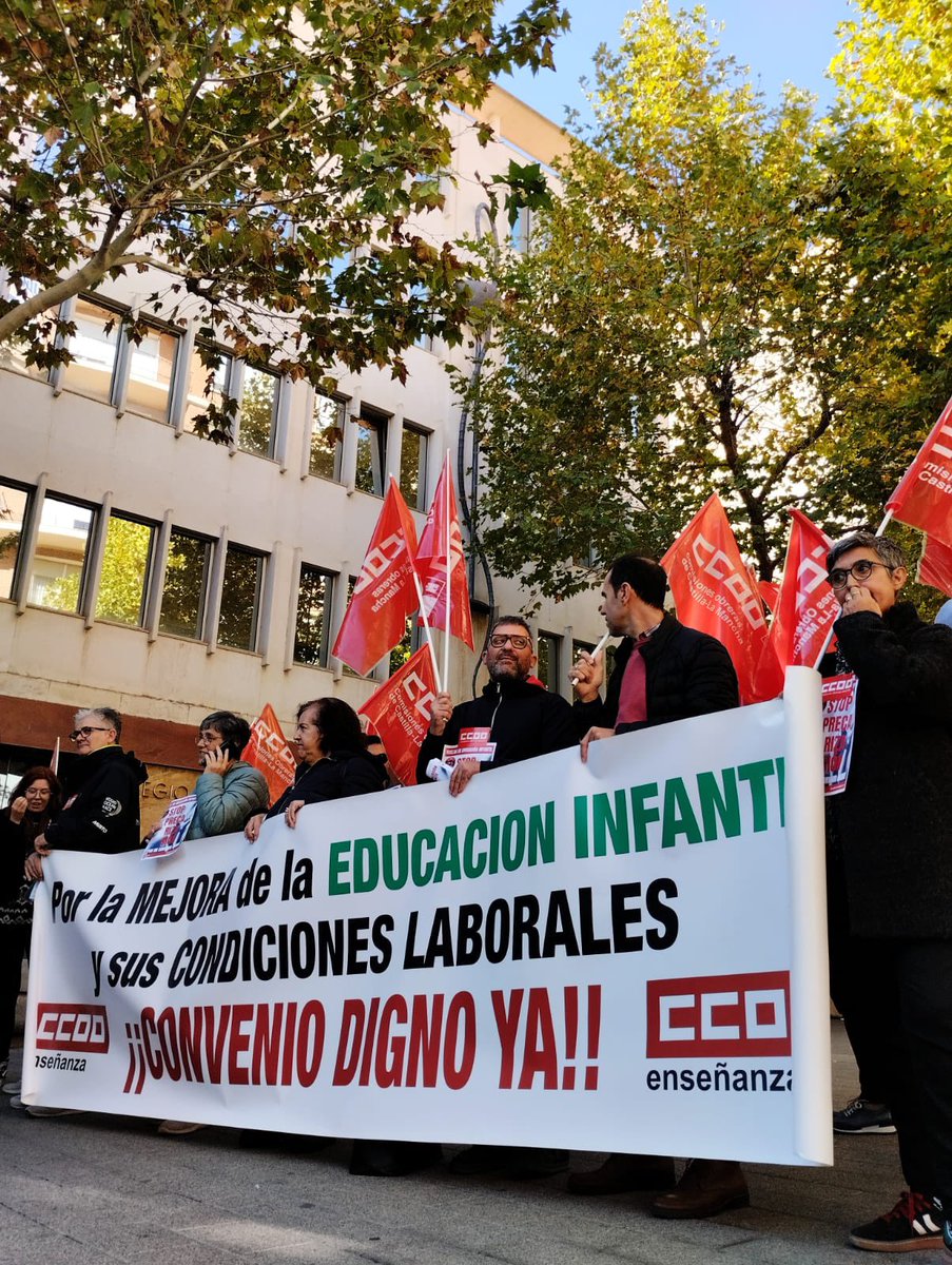 📍Concentración en #Albacete por un convenio justo para las escuelas infantiles privadas. Pedimos a la patronal que cese en su cerrazón y negocie condiciones laborales y salarios dignos que acaben con la precarización del sector. #educacioninfantil0_3 #porunconveniojusto