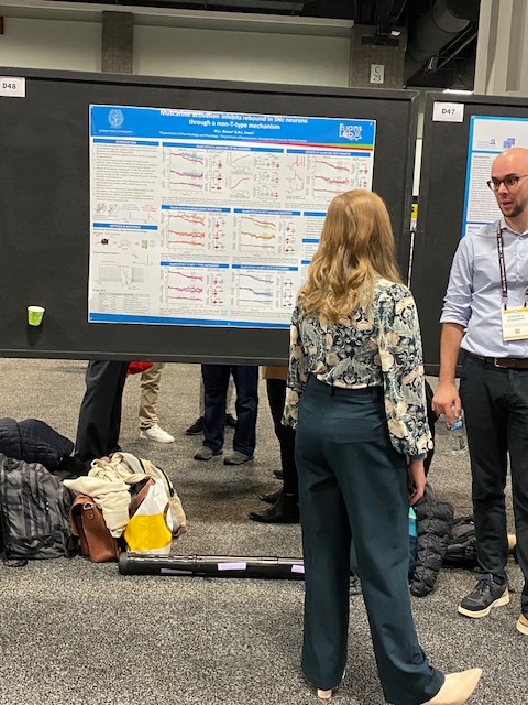 Parkinson's Foundation Research (@pfresearchteam) on Twitter photo 👉 We then visited Megan Beaver's poster "Muscarinic activation inhibits rebound firing in SNc neurons through a non-T-type mechanism". Megan is a student in 2023 Fahn Awardee <a href="/cellularscale/">Rebekah Evans</a> lab <a href="/Georgetown/">Georgetown University</a>
#SfN23
<a href="/ParkinsonDotOrg/">Parkinson's Foundation</a> 👉 We then visited Megan Beaver's poster "Muscarinic activation inhibits rebound firing in SNc neurons through a non-T-type mechanism". Megan is a student in 2023 Fahn Awardee <a href="/cellularscale/">Rebekah Evans</a> lab <a href="/Georgetown/">Georgetown University</a>
#SfN23
<a href="/ParkinsonDotOrg/">Parkinson's Foundation</a>