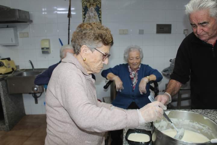 Ayer por la tarde hicimos un taller de elaboración de gachas, pasamos una tarde muy amena recordando y elaborando esta tradicional receta. 🍞🥛🧑‍🍳