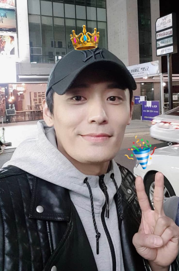 B3Y0NDEV1L's tweet photo. #HAPPYDAEHOONDAY 
올해두 변함없이 아버지 생신 축하드리는데 아버지만 업네.,~ 내년엔 얼굴 자주 비춰주실 거죠?! 믿고 있겠습니다 해피대훈데이🥳🐻🤎 뢰래룬생일ㅊㅋ https://t.co/jbmTa0U8i0