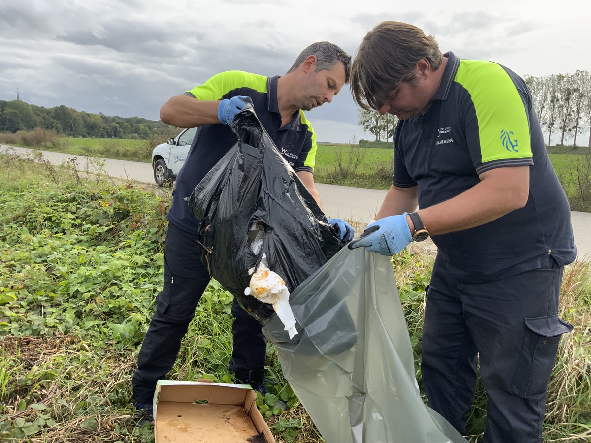 De waterwegen beheren én schoonhouden?
 
Samen met andere overheden, lokale besturen en burgerinitiatieven zoals #Mooimakers of #RiverCleanup halen we jaarlijks tónnen afval uit onze waterwegen. Voor een schonere én groenere omgeving! 🤝

#WeekVanHetAfvalteam