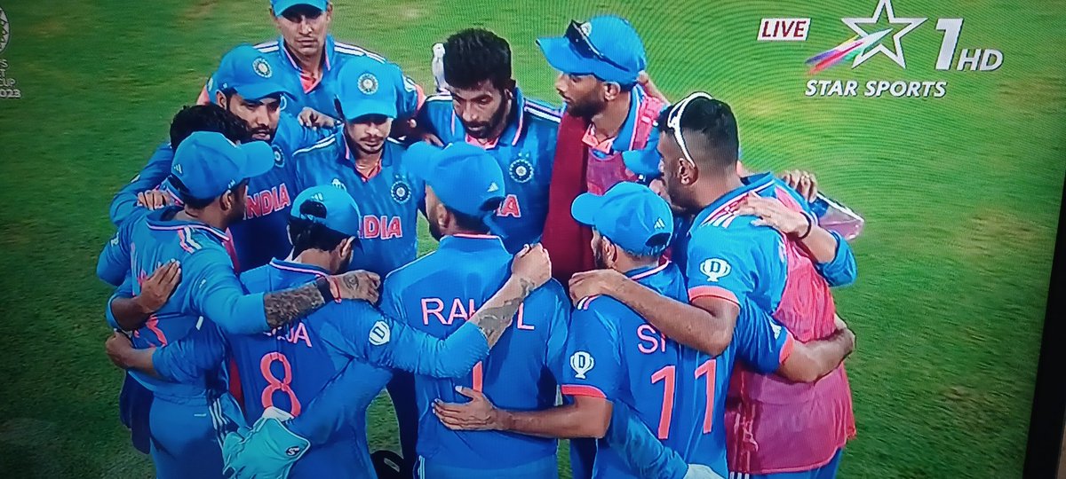 coolfunnytshirt's tweet photo. Just imagine Rahul Dravid coming and saying, "itna soch vichaar apne engine oil ke liye bhi kiya hai kabhi?" https://t.co/xjxNKGbwlJ