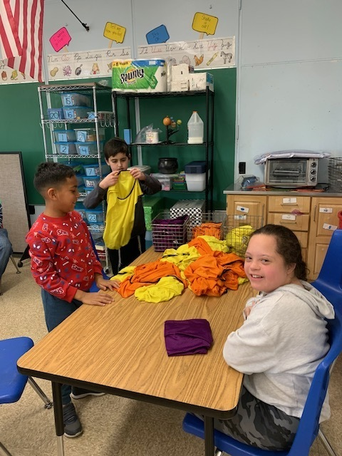 WHGWashington's tweet photo. Mrs. Byrne's class are practicing their sorting skills and helping out our P.E. classes at the same time! @whufsdrams @GWPhysEd #WHe https://t.co/h1qjVtPRr9