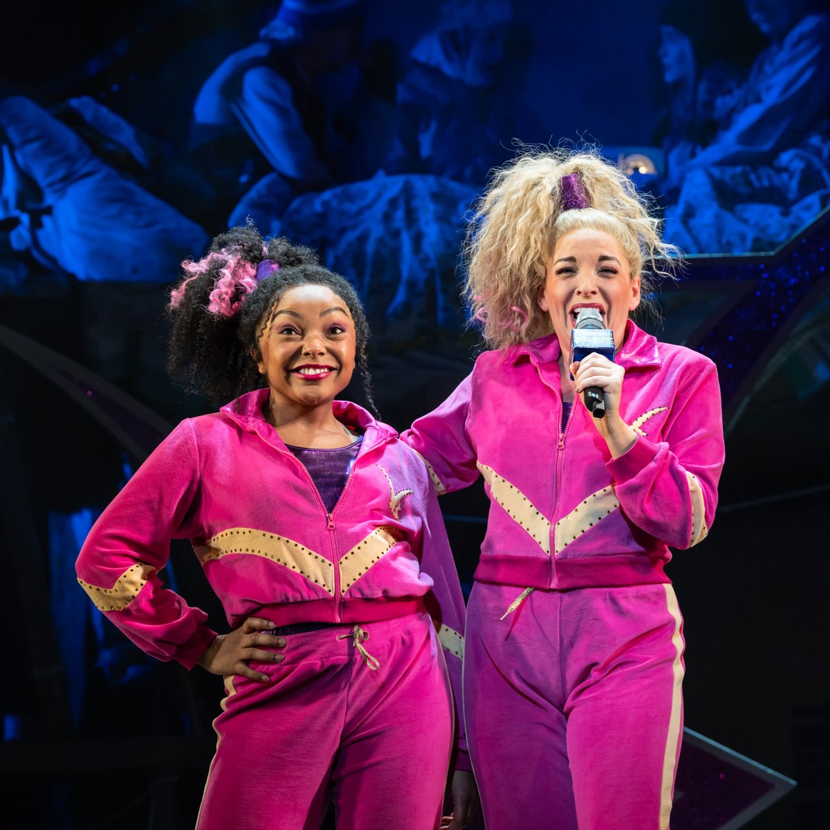 CharlieChoc_UK's tweet image. From rehearsals 👉 To onstage

Which were just over a year ago!