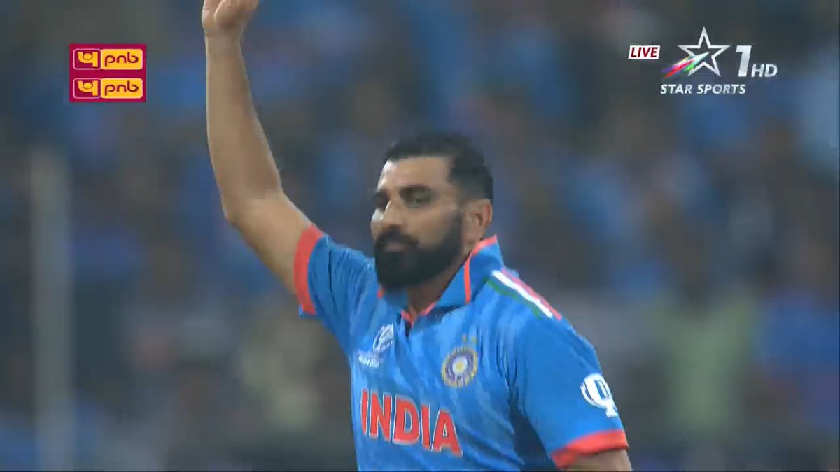 CricCrazyJohns's tweet photo. Shami dropped Williamson in the 29th over. 

Shami took the wicket of Williamson in the 33rd over. https://t.co/ImiwdDlHON