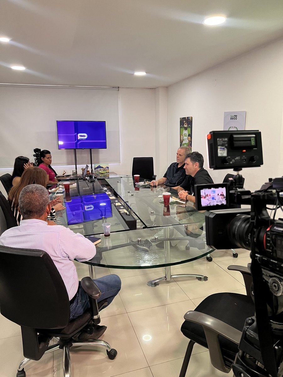 AmandaJaimesM's tweet photo. Recibimos en la casa de @CanalTRO, a talleristas de nuestro canal aliado @dw_espanol, quienes capacitaron a nuestro equipo periodístico en el cubrimiento de noticias internacionales desde las regiones. Somos una señal que busca el crecimiento de su equipo a través de las regiones https://t.co/uumCI7TOpe