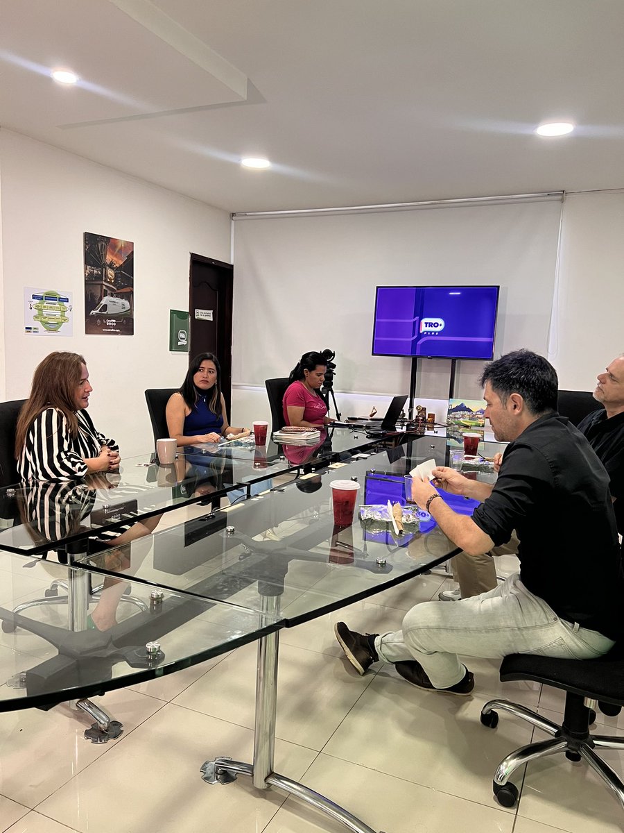 AmandaJaimesM's tweet photo. Recibimos en la casa de @CanalTRO, a talleristas de nuestro canal aliado @dw_espanol, quienes capacitaron a nuestro equipo periodístico en el cubrimiento de noticias internacionales desde las regiones. Somos una señal que busca el crecimiento de su equipo a través de las regiones https://t.co/uumCI7TOpe