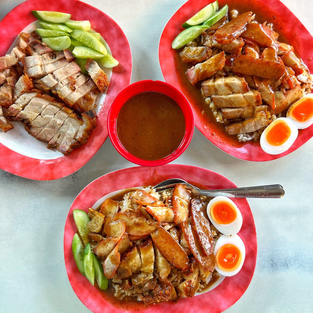 kiazaab's tweet photo. (1/4) ยกให้เป็นข้าวหมูแดง Top 3 ในใจเลย อร่อยชิบ..xxx นี่คืออยากลองมานาน เพิ่งได้กิน อร่อยตาแตกแบบ เฮ้ยทำไมเพิ่งได้มา หมูแดงนุ่มอร่อย หมูกรอบเทพ กุนเชียงดี น้ำราดมีความนัว นี่อยู่ไกลบ้านไปหน่อย ไม่งั้นมีผูกปิ่นโตแน่ๆ

#เกี้ยแซ่บ #ข้าวหมูแดง #ปู่เจ้า #พระประแดง #อร่อยบอกต่อ https://t.co/aUBw8DyyMq