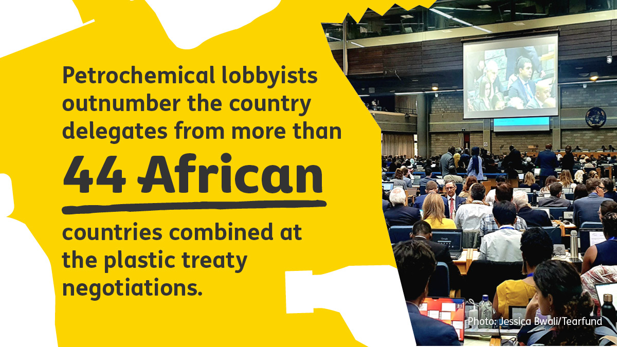 🚨POLLUTERS OUT🚨 Analysis from @ciel_tweets #BreakFreeFromPlastic shows petrochemical lobbyists are out in force at #PlasticsTreaty talks. Like industry lobbyists have stalled progress on #Climate, there's a risk they'll obstruct progress on tackling #PlasticPollution too. 🧵