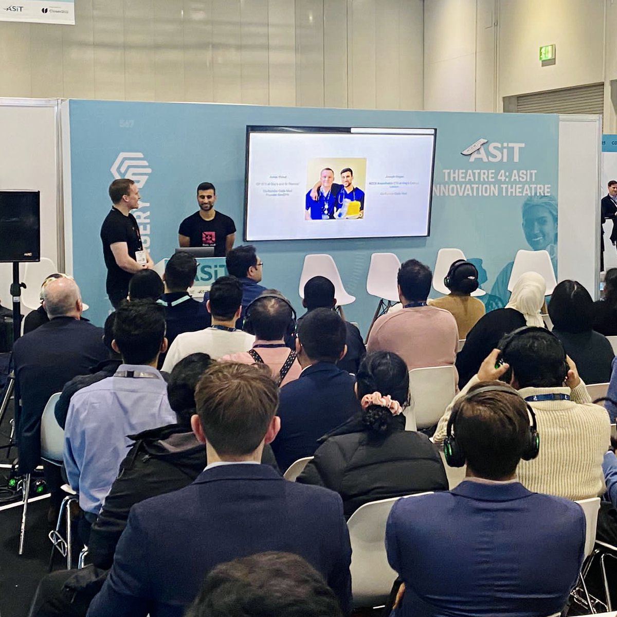 Great to be on the stage with my good friend &amp; <a href="/Code_Med_/">Code Med</a> co-founder <a href="/jx_hogan/">Joe Hogan</a> 😃

We talked at the <a href="/ASiTofficial/">ASiT</a>  <a href="/future_surgery/">Future Surgery</a>  conference about our journey into coding &amp; digital-health, then did a micro coding workshop

Missed it? See 🧵 for highlights 

1/7

#MedTwitter