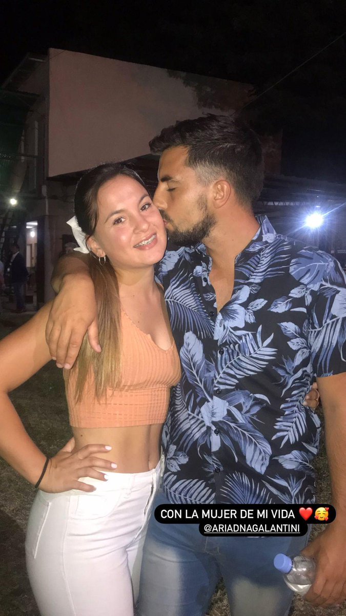 JoelCerono's tweet photo. Desde que la ví, me enamoré perdidamente de ella. Me clavó el visto como 15 veces cuando le escribía pero no me rendí 😂. Hoy es mi esposa, puedo decir que lo mejor que me pasó fue coincidir con ella en la vida, enamorarme, formar una familia y sentir que cada día la amo más. ❤️ https://t.co/QMfEFaGiEG