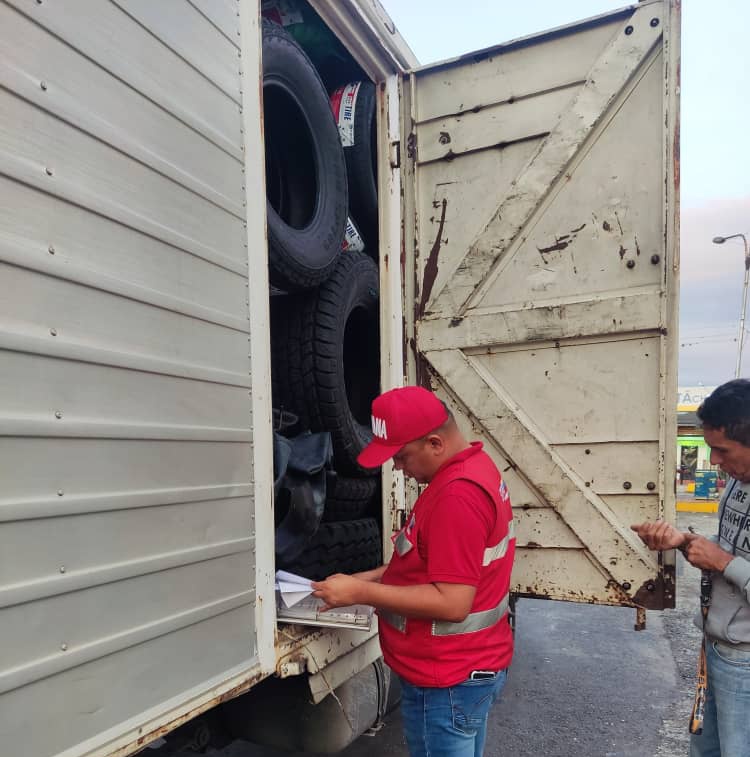 SENIAT_Oficial's tweet photo. El #SENIAT a través de la #AduanaPSanAntonioDelTáchira, conjunto a la #GerenciaDeTributosRegiónLosAndes se encuentran desplegados en el punto de control #LaTendida del estado #Táchira, velando por el cumplimiento de la legislación aduanera y tributaria.
#DefiendeElEsequibo https://t.co/GlflzriLW4