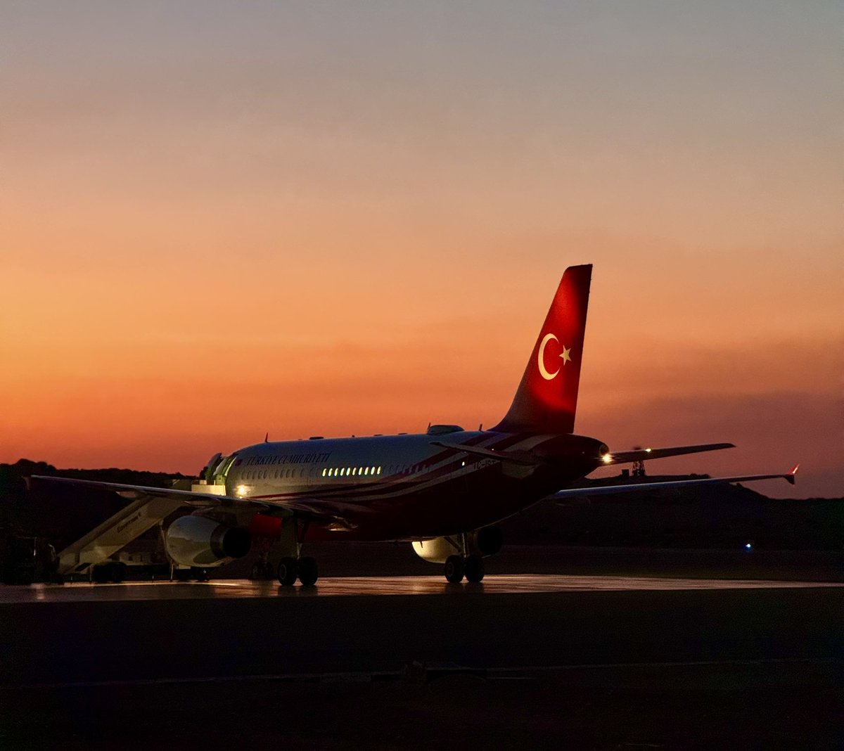 Gazze’den gelen hasta vatandaşlar, Refah sınır kapısından geçmek üzere. Türkiye Cumhuriyeti, Cumhurbaşkanlığı uçağı onları bekliyor.