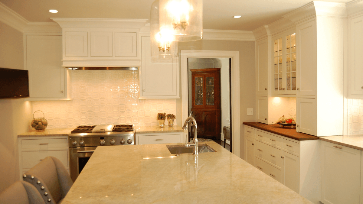 KettlerDesign's tweet image. Can a kitchen be too cozy? This one will give the den with a fireplace a run for its money. Touchstone Fine Cabinetry ✫ @monogramappliances ✫ @walkerzanger tile #loveyourkitchen #karenkettlerdesign