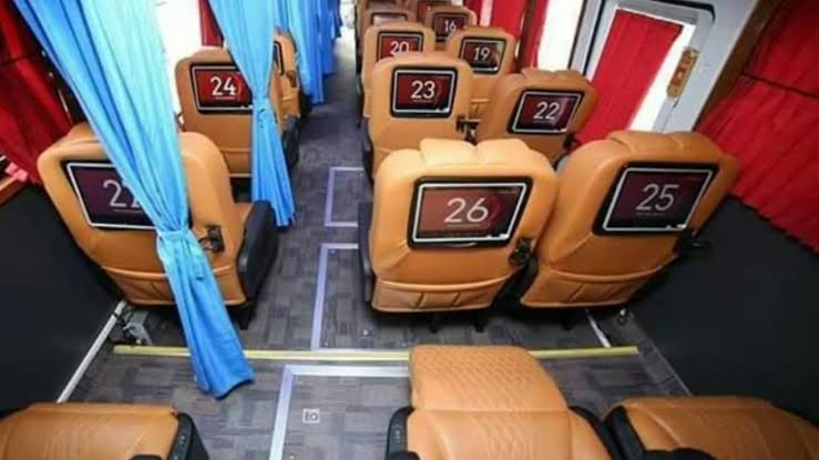 ammarkhanyasir's tweet image. فیصل موورز کے خلاف نماز کے وقت نہ روکنے کی وجہ سے سوشل میڈیا پہ کمپین چل رہی ہے تو ساتھ یہ بھی عرض ہے کہ فیصل موورز پاکستان کی سب سے با اعتماد ، بہترین بسوں کے ساتھ بروقت پہنچانے والی سب سے بڑی کمپنی ہے۔ میں جب بھی بس پہ سفر کرتا ہوں تو میری فرسٹ چوائس فیصل موورز ہوتی ہے۔ کیونکہ…