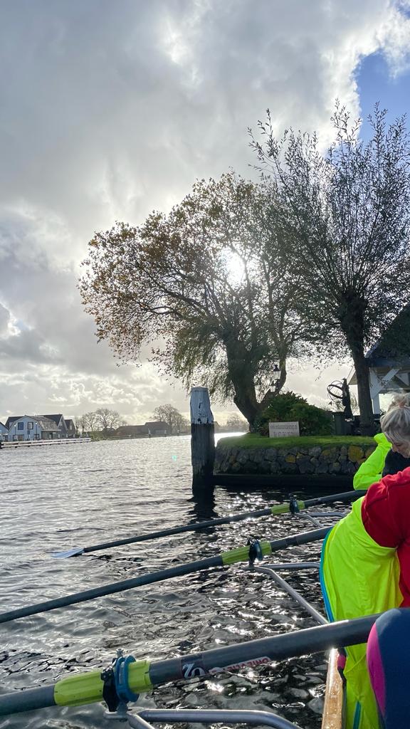 MarinaRoeit's tweet photo. Dobberen uit de wind, jassen uit, ineens erg warm vandaag😅
Super gemotiveerd roeien, wedstrijdje zondag!
Gewoon voor de lol. 
Wat een plezier om dit te coachen😇
#recreatief #roeien https://t.co/xrOzo4gTq7