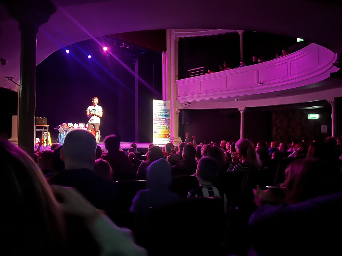 Kicking off #scienceweek2023 with packed out shows at @theatreroyalw for the South East Science Festival @CalmastWIT @SETUIreland ✨✨✨ @scienceirel #ScienceWeek