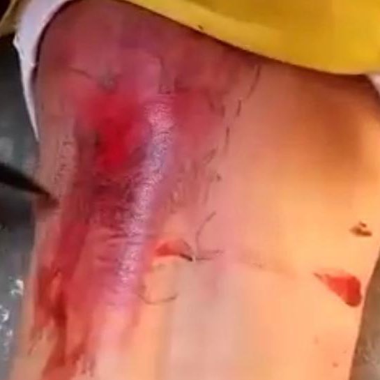 CrimesReais's tweet photo. Policial raspa tatuagem de palhaço de detento, utilizando faca. https://t.co/sPCoWkQVPu
