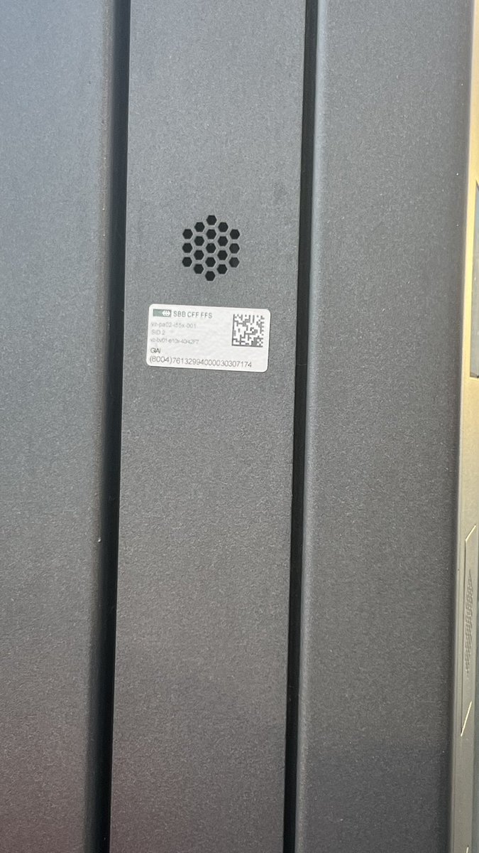 SvenTruffer's tweet photo. @RailService Hello si jamais cet appareil est HS à Villaz-St-Pierre depuis plus de une semaine :( les boutons et le touch marchent pas. https://t.co/pozNbAGCI1