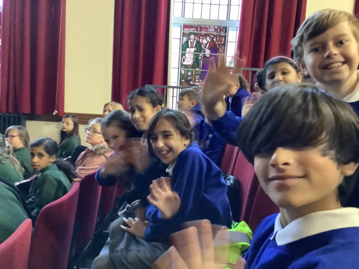 FionaJo03737811's tweet photo. @stmargaretsath1 Year 6 had a fabulous time meeting Matt Lucas author of ‘The boy who slept through Christmas’. Caring,engaging and funny- thank you. @HarperCollinsUK @RealMattLucas https://t.co/XbDQhZrqQ4