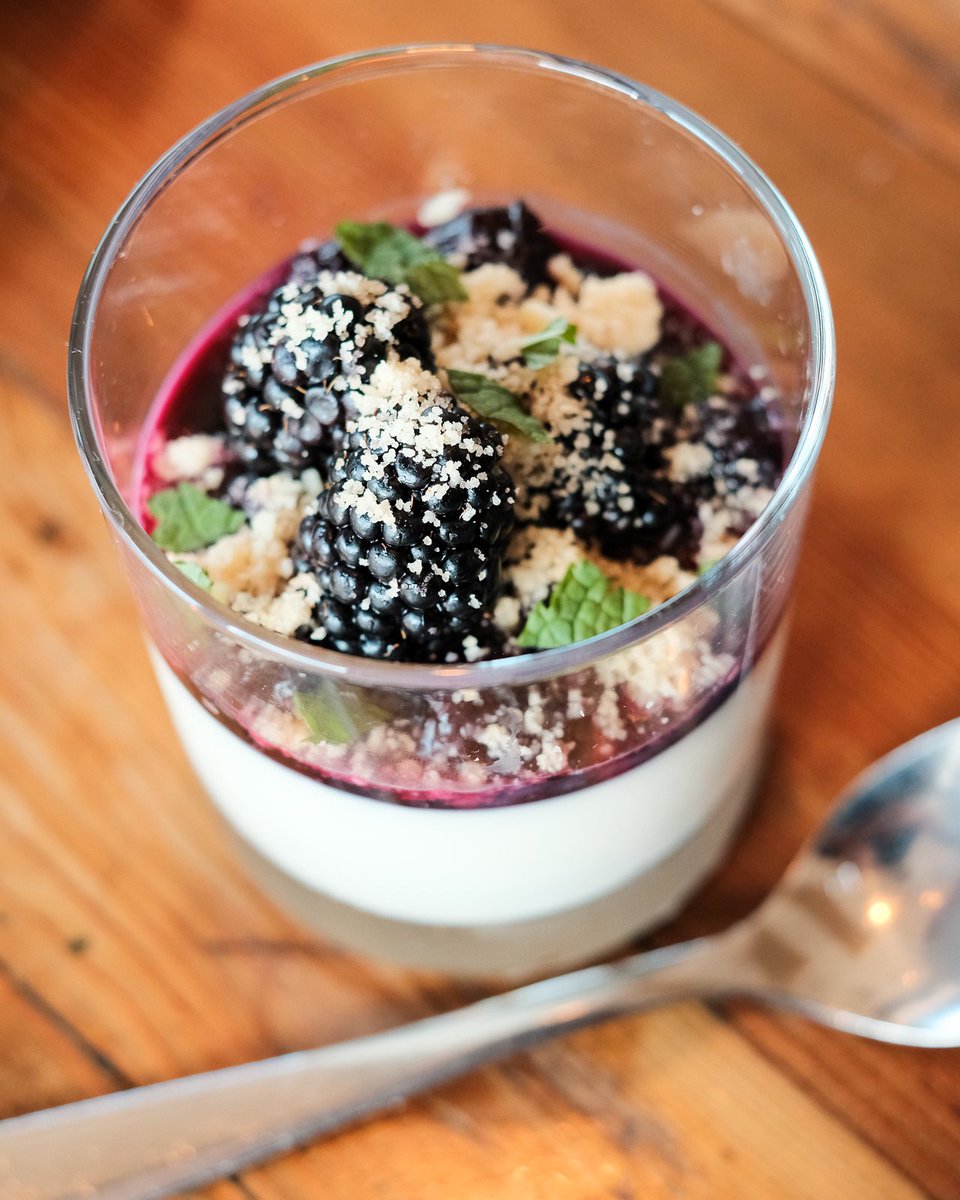 amanophilly's tweet photo. Sweet meets refreshing with our newly-reimagined Rosemary Honey Panna Cotta – a seasonal twist on one of our dessert favorites.😌  

blueberry compote | blackberry | almond crumble https://t.co/7boxuPSiRT
