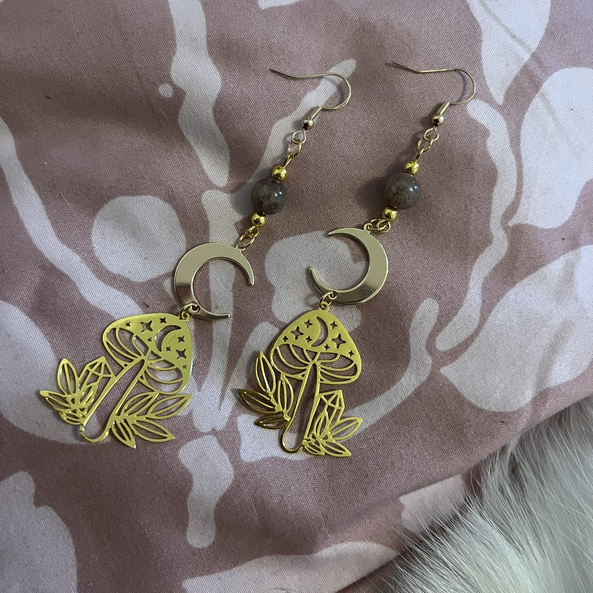 🌙🍄• celestial mushrooms •🍄🌙

daaaaaaaaamn son these are DANGLY. made using gold mushrooom charms, crescent moons and some smokey quartz beads 🖤