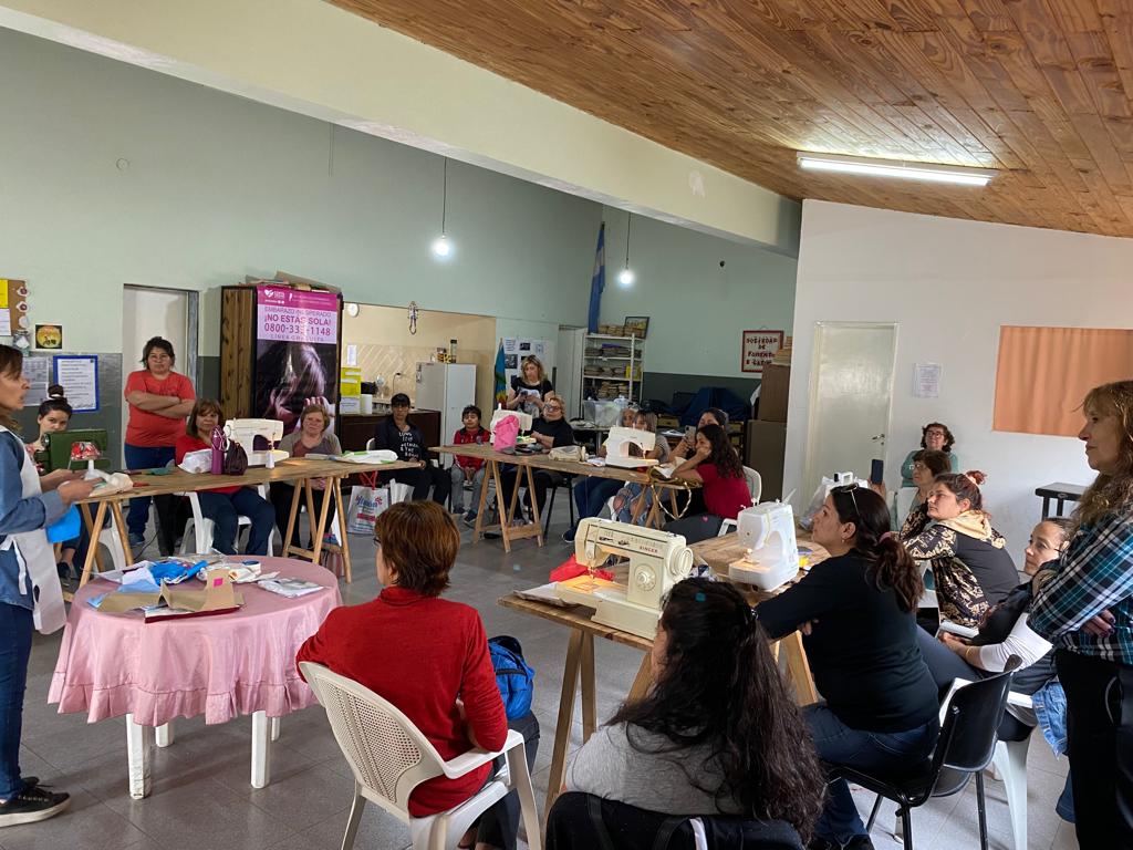 AmbienteBB's tweet photo. ➡️Si querés que los talleres lleguen a tu barrio, escribinos a convocatoriaambiental@bahiablanca.gov.ar https://t.co/WDmzYEgYZe