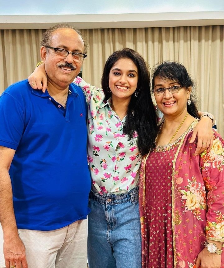 VikyKeerthiFan's tweet photo. Happiest Birthday For Our Dearest #Suresh Sir and @MenakaSuresh4 Mam ❤️🤗

Thank you for giving birth to The beautiful, Humble, Sweet nature daughter @KeerthyOfficial ☺️😁
#KeerthySuresh https://t.co/eFmNA8VifD