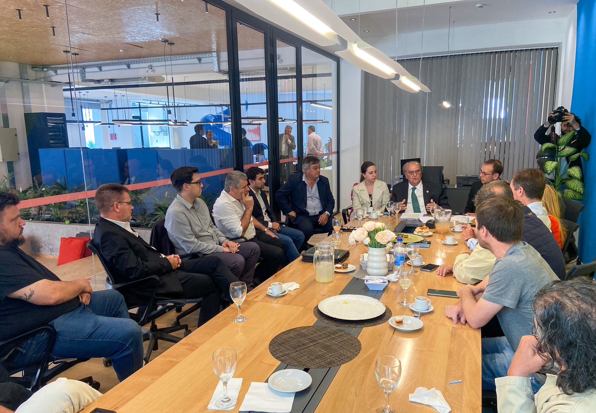 Acompañé a <a href="/dmvasco/">Vasco de Mendiguren</a> y su equipo en la reunión con la Cámara de Industriales Metalúrgicos de Córdoba.

Para #Córdoba, una provincia con tan importante tradición industrial, esta elección es clave porque se eligen dos países: el que produce y genera trabajo, y el que lo destruye.