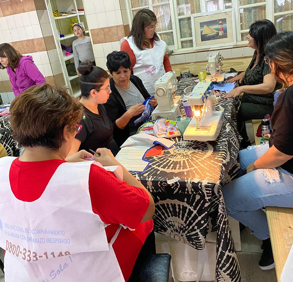 AmbienteBB's tweet photo. A lo largo de este año, 100 mujeres se capacitaron en la confección de pañales reutilizables ♻️😍

Además de aprender a realizarlos, las madres, embarazadas y emprendedoras recibieron información sobre sus beneficios 🙌 https://t.co/n2IMjGMrIh