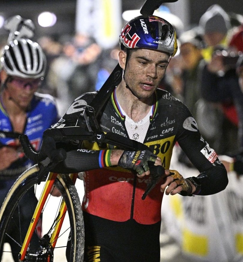 ca_deraille's tweet photo. 🚨 Space Cyclo-cross
⏰ Ce soir, 20h

Au menu :
- La réforme de la CDM vue par  D.Lappartient : @OdvartJames
- La CDM @TroyesCX 🇨🇵

- Et on parlera évidemment de cet homme, de retour dans moins d'un mois ! ⬇️

@Anthony_Colas15 @gilleslouks @chainelsteve @jeremysahakian https://t.co/inHBVwHP8Z
