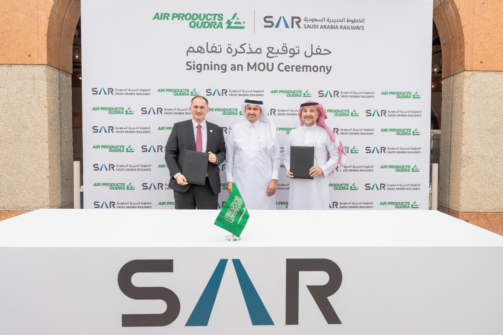 apqudra's tweet photo. @SARSaudiRailway  and @apqudra have signed an MoU to establish and to expand the hydrogen ecosystem and infrastructure for hydrogen powered trains in the Kingdom.
@MISA @MoEnergy_Saudi @SaudiTransport @SaudiVision2030 @Gi_Saudi https://t.co/dcZbw9aUr3