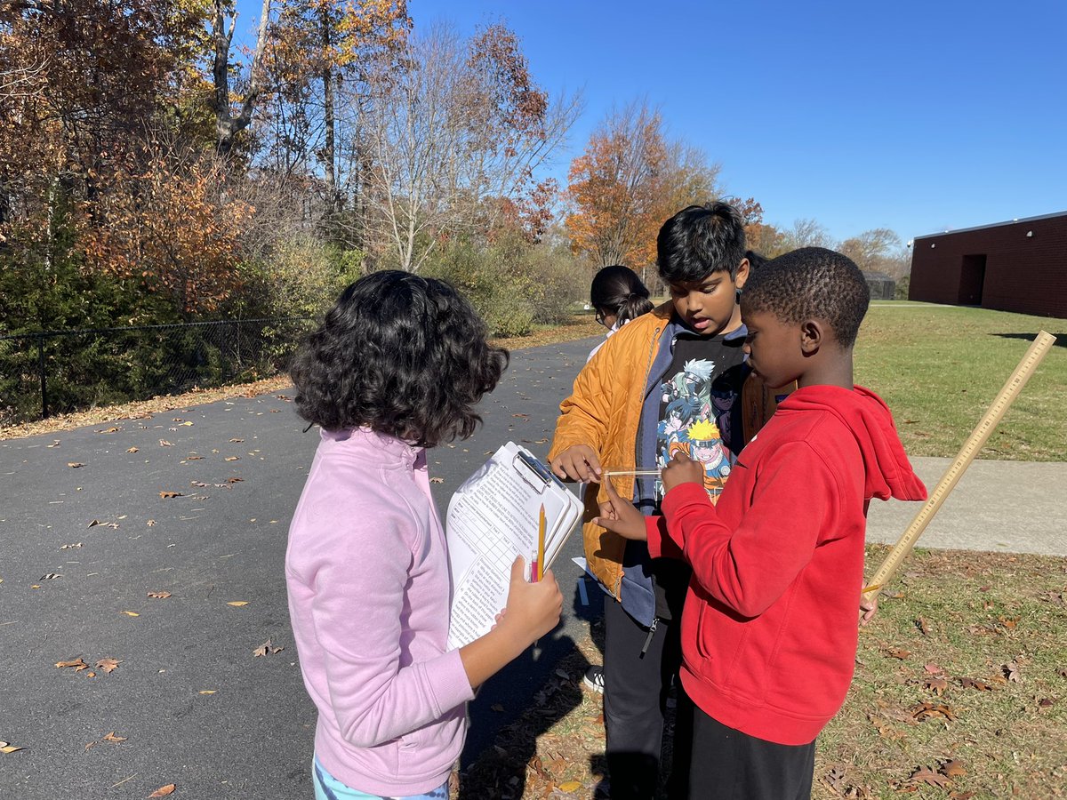 MrsJoyceRLC5th's tweet photo. Rubber Band Lab! At which point did the rubber band have the most potential and kinetic energy? #sciencelab https://t.co/Aajy4Dsekw